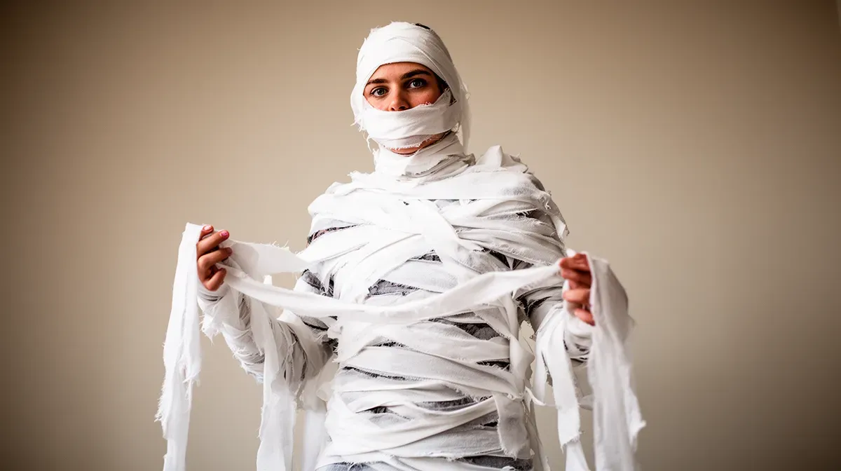 Déguisement de momie fait maison avec des bandes de tissu