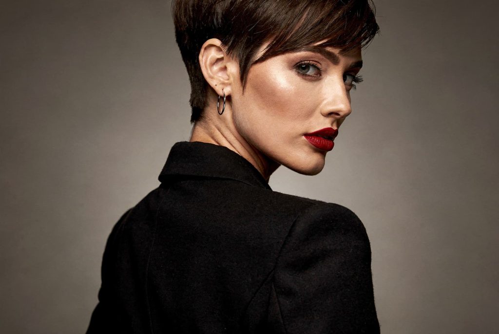 Coupe courte et allure graphique : accorder coiffure et tenue